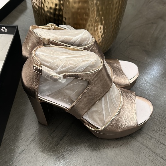 Naturalizer | Warm Silver Metallic Mae Leather Sandal - (WIDE) - Picture 7 of 13